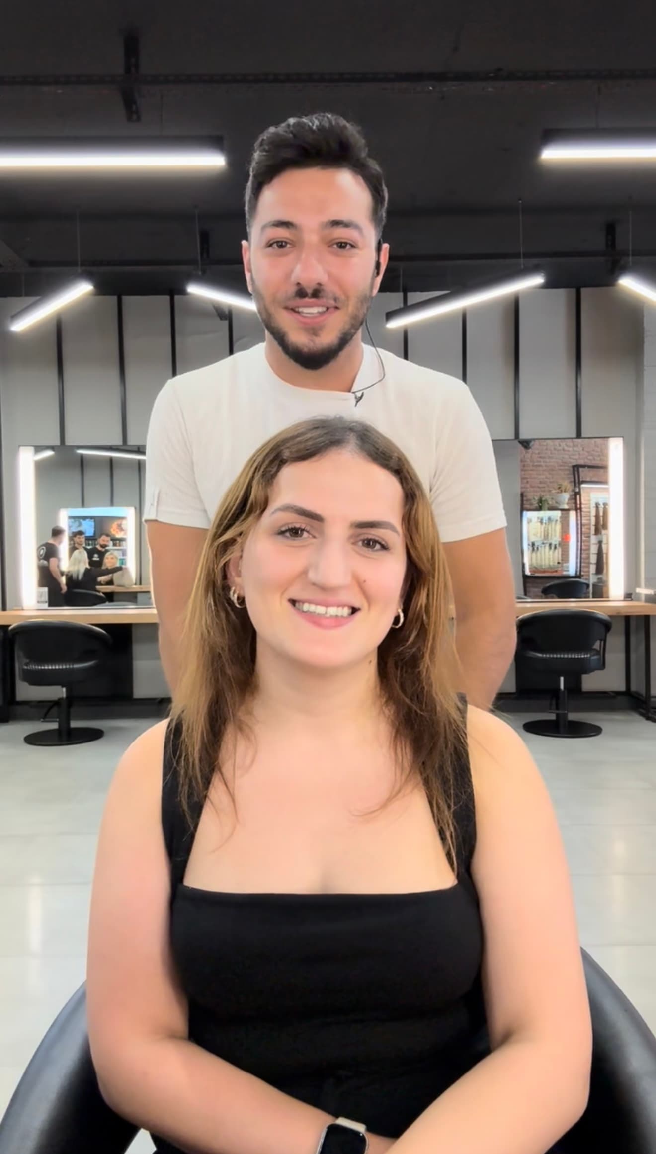 Omuz hizasındaki kumral saçın mikro kaynak öncesi görünümü.