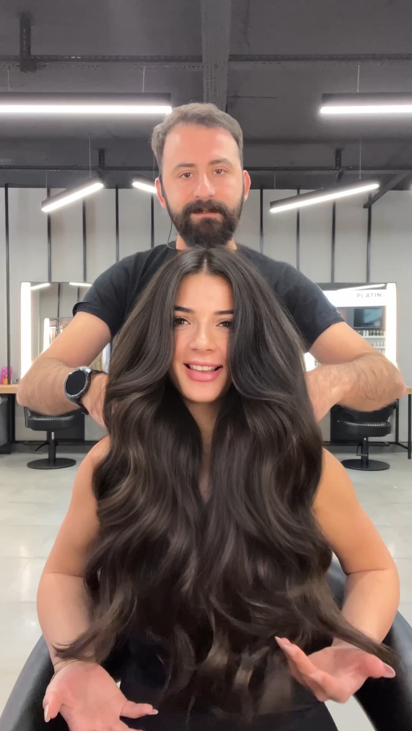 Uygulama sonrasında bel hizasına uzanan, koyu kahve dalgalı saç.